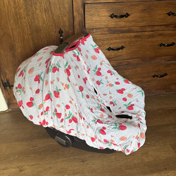 little unicorn Car Seat Canopy Strawberry Print
Does not include car seat - Picture 1 of 4